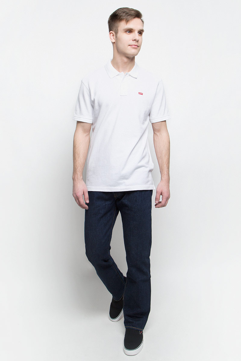 Джинсы0050101010 Джинсы0050101010Мужские джинсы Levis® 501 выполнены из высококачественного натурального хлопка. Джинсы прямого кроя и стандартной посадки застегиваются на пуговицу в поясе и ширинку на пуговицах, дополнены шлевками для ремня. Джинсы имеют классический пятикарманный крой: спереди модель дополнена двумя втачными карманами и одним маленьким накладным кармашком, а сзади - двумя накладными карманами.