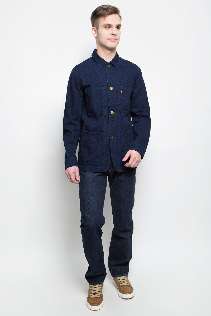 Куртка2965500020 Куртка2965500020Легкая мужская куртка Levis® выполнена из натурального хлопка. Куртка с длинными рукавами и отложным воротником застегивается на пуговицы спереди. Манжеты рукавов также застегиваются на пуговицы. Куртка дополнена тремя накладными карманами спереди и одним внутренним накладным карманом.
