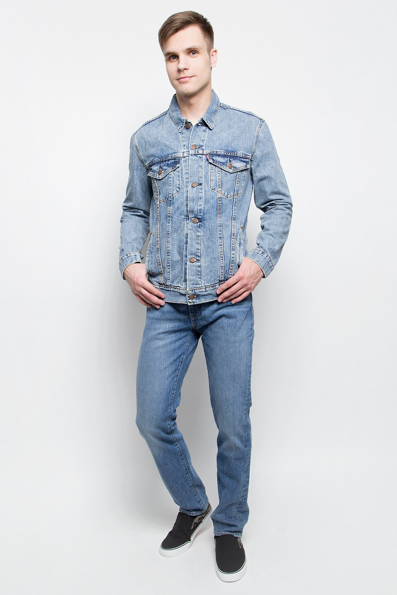 Куртка7233401460 Куртка7233401460Мужская джинсовая куртка Levis® c длинными рукавами и отложным воротником выполнена из натурального хлопка. Модель застегивается на пуговицы спереди. Изделие имеет два нагрудных втачных кармана с клапанами на пуговицах и два открытых втачных кармана спереди. Манжеты рукавов застегиваются на пуговицы.