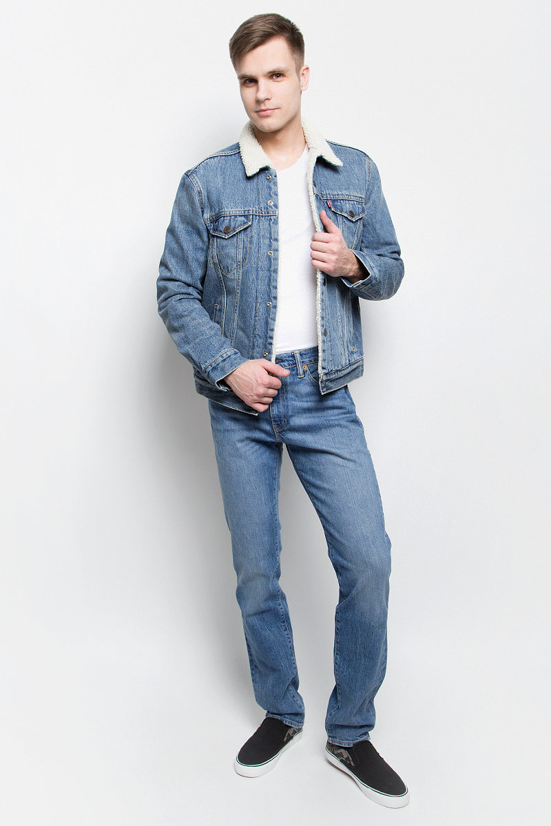 Куртка1636500290 Куртка1636500290Стильная мужская джинсовая куртка Levis® - отличный вариант для прохладной погоды. Модель с отложным воротником и длинными рукавами застегивается на металлические кнопки с логотипом бренда. Подкладка и воротник выполнены из искусственного меха, имитирующего овчину. На груди куртка дополнена двумя прорезными карманами с клапанами на кнопках, один в нутренний без застежки. Внизу спереди расположены два открытых втачных кармана. Рукава оформлены манжетами, застегивающимися на кнопки. Ширина низа регулируется с помощью кнопок по бокам куртки.