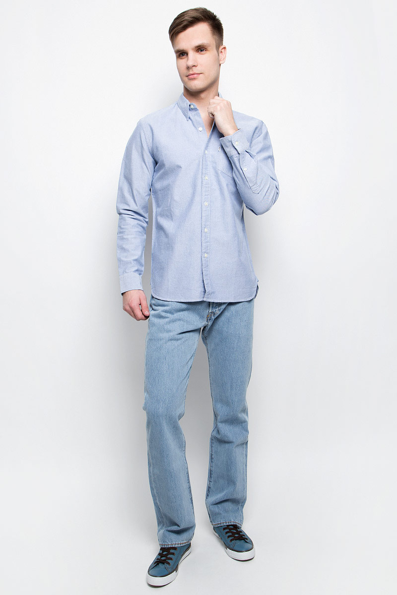Рубашка6582401800 Рубашка6582401800Мужская рубашка Levis® выполнена из натурального хлопка. Рубашка с длинными рукавами и отложным воротником застегивается на пуговицы спереди. Манжеты рукавов также застегиваются на пуговицы. На груди расположен накладной карман.