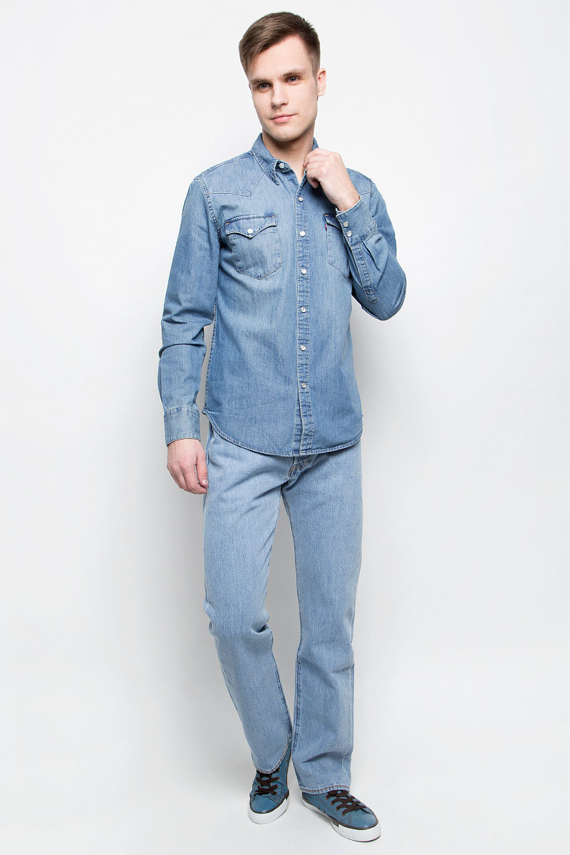 Рубашка6581601150 Рубашка6581601150Мужская джинсовая рубашка Levis® выполнена из натурального хлопка. Рубашка с длинными рукавами и отложным воротником застегивается на кнопки спереди. Манжеты рукавов также застегиваются на кнопки. Рубашка украшена контрастной отстрочкой. На груди расположены два накладных кармана с клапанами на кнопках.