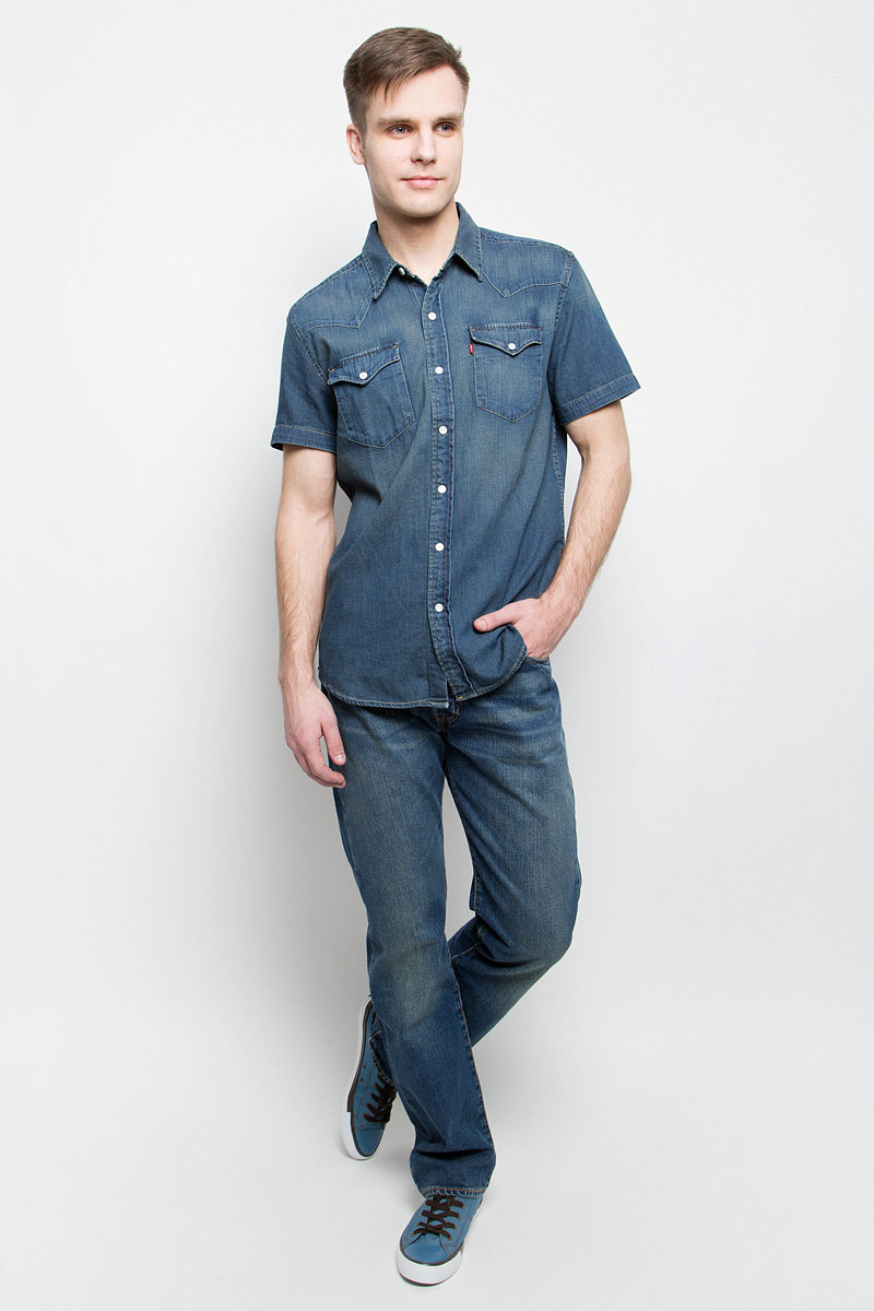 Джинсы0050113070 Джинсы0050113070Мужские джинсы Levis® 501 выполнены из высококачественного натурального хлопка. Классические джинсы прямого кроя и стандартной посадки застегиваются на пуговицу в поясе и ширинку на пуговицах, дополнены шлевками для ремня. Джинсы имеют классический пятикарманный крой: спереди модель дополнена двумя втачными карманами и одним маленьким накладным кармашком, а сзади - двумя накладными карманами. Модель украшена декоративными потертостями и перманентными складками.