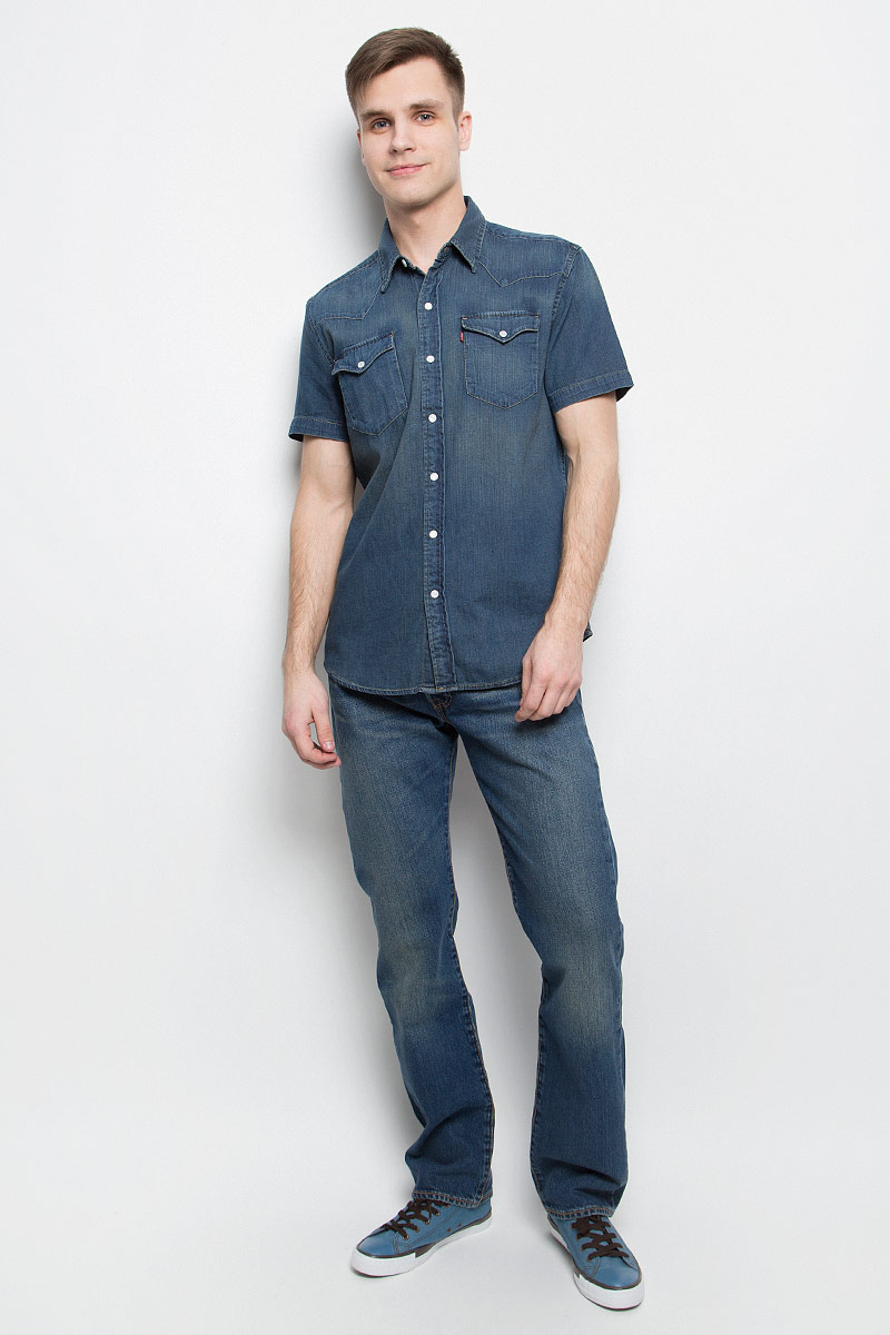 Рубашка2197800270 Рубашка2197800270Мужская джинсовая рубашка Levis® выполнена из натурального хлопка. Рубашка с короткими рукавами и отложным воротником застегивается на кнопки и пуговицу спереди. На груди расположены два накладных кармана с клапанами на кнопках.