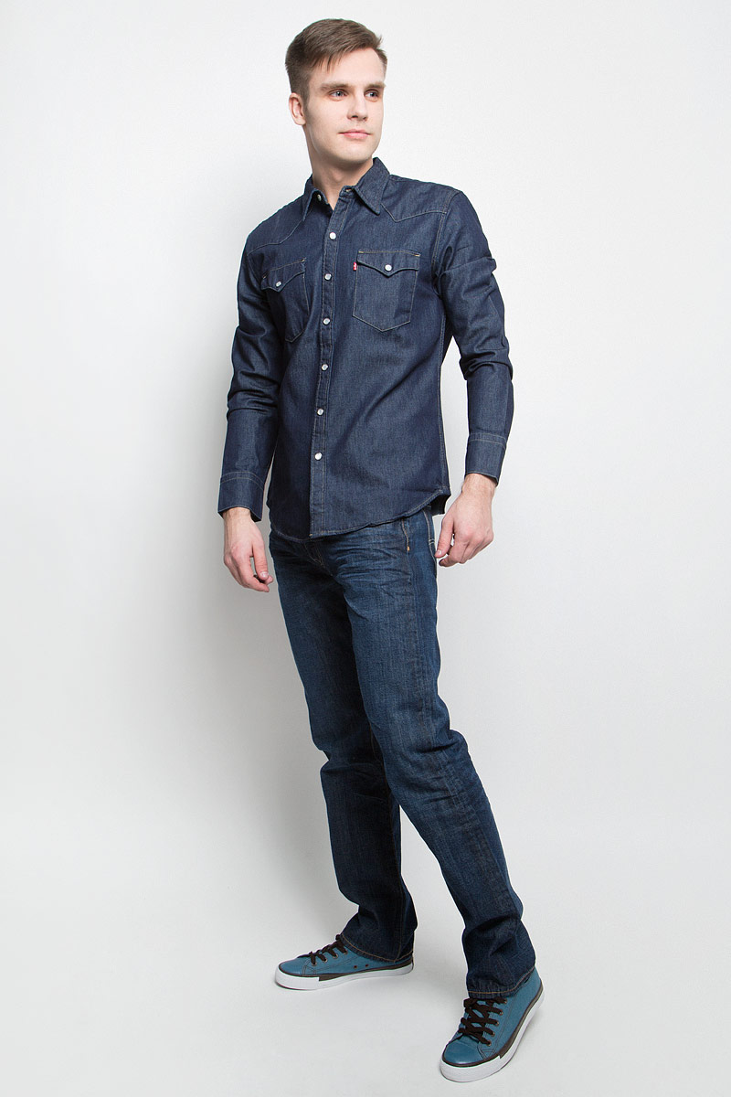 Рубашка6581601150 Рубашка6581601150Мужская джинсовая рубашка Levis® выполнена из натурального хлопка. Рубашка с длинными рукавами и отложным воротником застегивается на кнопки спереди. Манжеты рукавов также застегиваются на кнопки. Рубашка украшена контрастной отстрочкой. На груди расположены два накладных кармана с клапанами на кнопках.