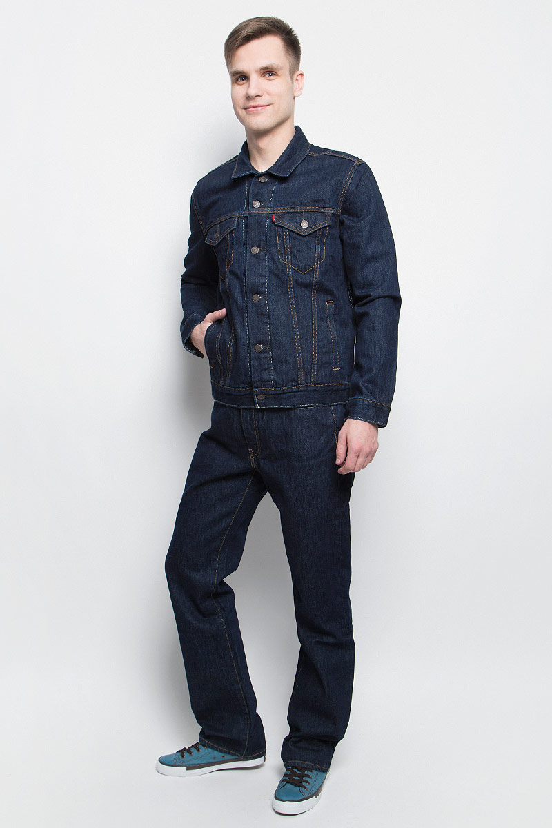 Куртка7233401340 Куртка7233401340Куртка джинсовая Levis выполнена из натурального хлопка и оформлена контрастной прострочкой. Модель с отложным воротником и длинными рукавами застегивается с помощью пуговиц. Куртка оснащена двумя втачными карманами и двумя накладными грудными карманами, которые закрываются клапаном на пуговицу. Манжеты дополнены пуговицами.