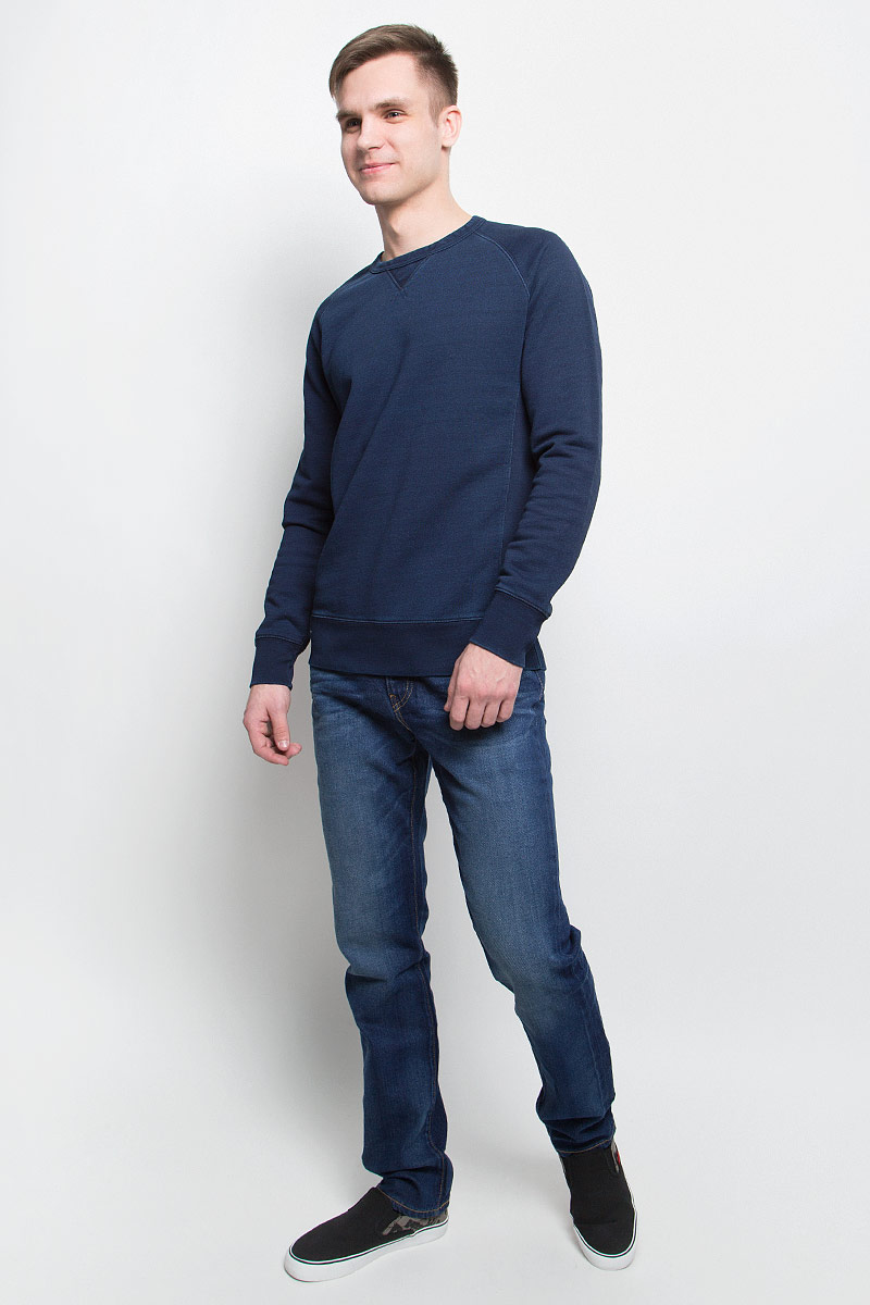 Джинсы0451121890 Джинсы0451121890Джинсы Levis выполнены из хлопка, полиэстера, полиэтилена и эластана. Модель слим с заниженной посадкой имеет гульфик с молнией и пуговицей. Джинсы оснащены втачными карманами спереди и накладными карманами сзади. На поясе расположены шлевки для ремня.
