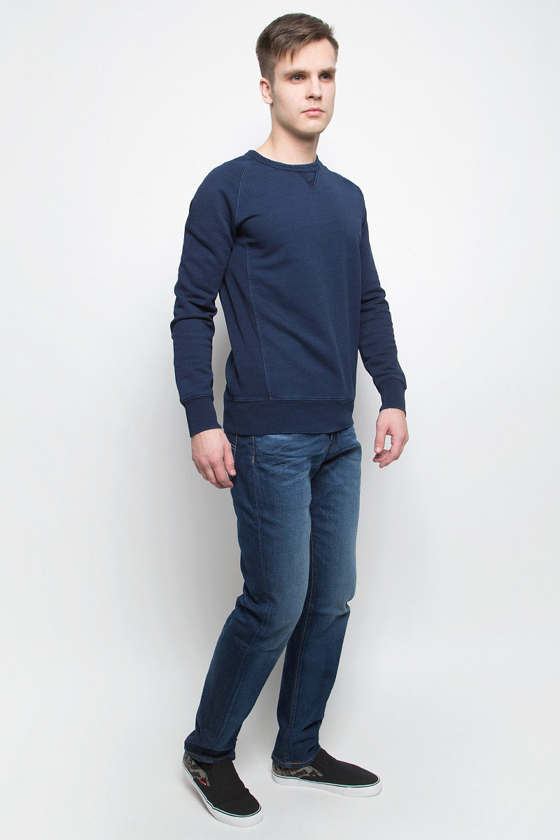 Свитшот1580500170 Свитшот1580500170Мужской свитшот Levis® с длинными рукавами-реглан и круглым вырезом горловины выполнен из натурального хлопка. Рукава, низ и горловина свитшота дополнены эластичными манжетами.