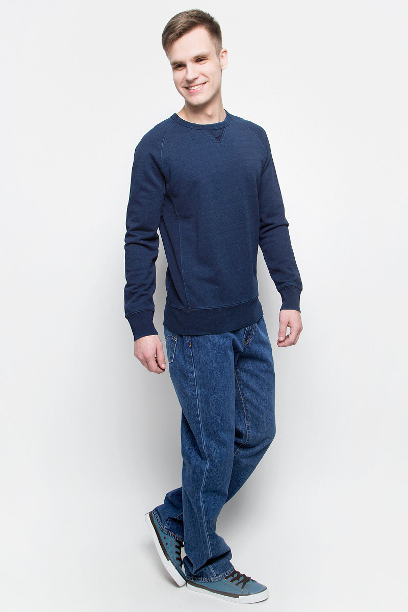 Джинсы0051407360 Джинсы0051407360Мужские джинсы Levis® 514 выполнены из высококачественного натурального хлопка. Джинсы прямого кроя застегиваются на пуговицу в поясе и ширинку на застежке-молнии, дополнены шлевками для ремня. Джинсы имеют классический пятикарманный крой: спереди модель дополнена двумя втачными карманами и одним маленьким накладным кармашком, а сзади - двумя накладными карманами.