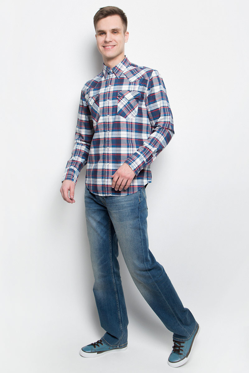 Рубашка6581602170 Рубашка6581602170Мужская рубашка Levis® изготовлена из натурального льна с добавлением хлопка. Модель с длинными рукавами имеет на груди два накладных кармана под клапанами на кнопках. Рубашка застегивается на кнопки и пуговицу на воротничке. Манжеты рукавов оснащены застежками-кнопками. Низ изделия закруглен.
