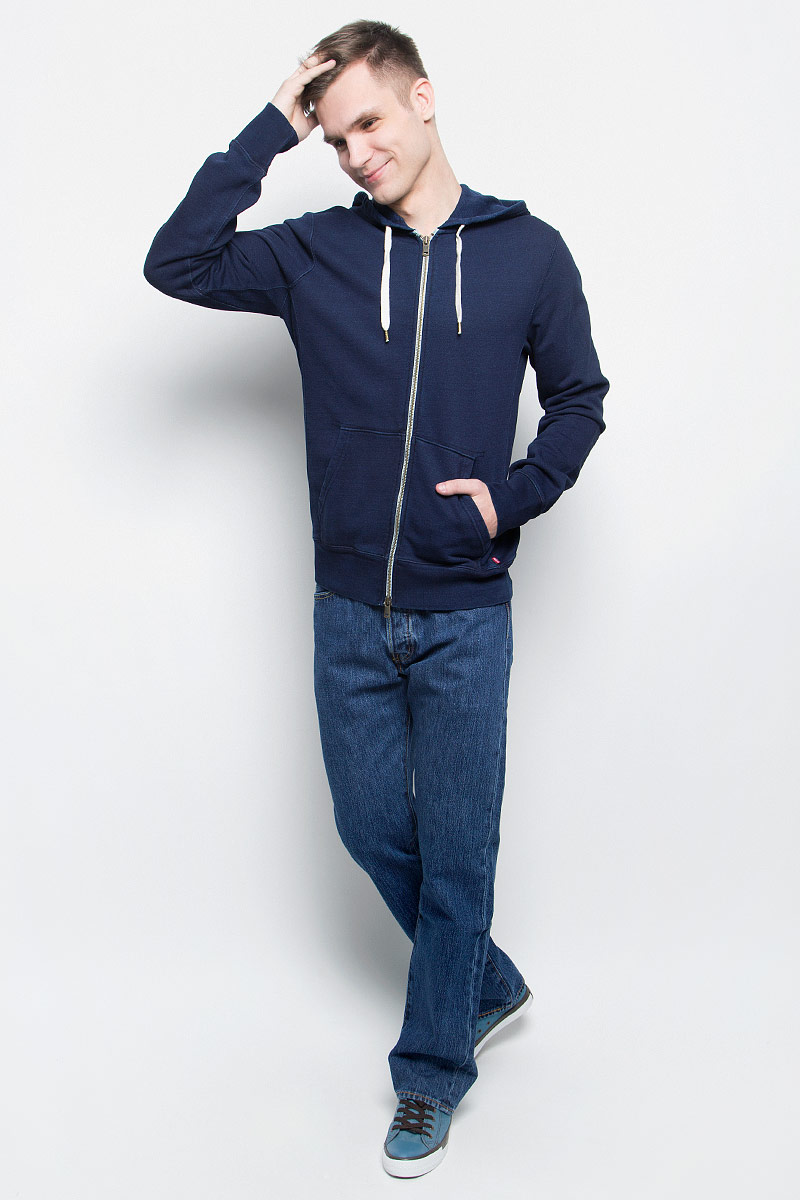 Худи1580400010 Худи1580400010Худи мужское Levis® изготовлено из натурального хлопка. Модель с капюшоном и длинными рукавами застегивается на молнию. Капюшон затягивается на прочный шнурок. Спереди худи дополнено двумя накладными карманами. Низ изделия и рукава дополнены эластичными манжетами.