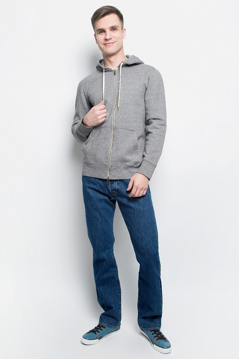 Худи1580400010 Худи1580400010Худи мужское Levis® изготовлено из натурального хлопка. Модель с капюшоном и длинными рукавами застегивается на молнию. Капюшон затягивается на прочный шнурок. Спереди худи дополнено двумя накладными карманами. Низ изделия и рукава дополнены эластичными манжетами.