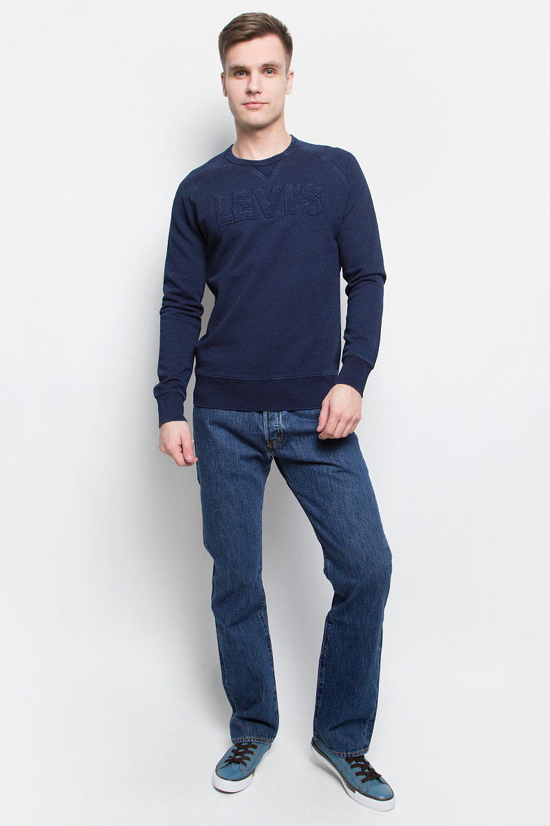 Джинсы0050101140 Джинсы0050101140Джинсы Levis выполнены из натурального хлопка. Прямая немного зауженная модель со стандартной посадкой оформлена фирменными нашивками и контрастной прострочкой. Изделие застегивается на пуговицу в поясе и ширинку на застежке-молнии. Джинсы оснащены втачными карманами спереди и накладными карманами сзади. На поясе расположены шлевки для ремня.