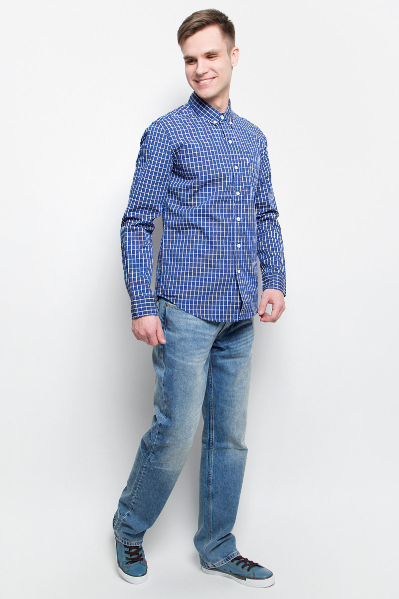 Джинсы0051408500 Джинсы0051408500Джинсы Levis, выполненные из натурального хлопка, оформлены фирменными нашивками и контрастной прострочкой. Прямая модель со стандартной посадкой застегивается в поясе на пуговицу и ширинку на застежке-молнии. Джинсы оснащены втачными карманами спереди и накладными карманами сзади. На поясе расположены шлевки для ремня.