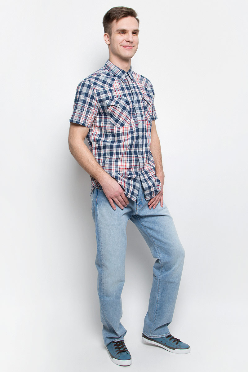 Джинсы2999005530 Джинсы2999005530Мужские джинсы Levis® 504 выполнены из высококачественного хлопка с добавлением эластана. Джинсы прямого кроя и стандартной посадки застегиваются на пуговицу в поясе и ширинку на молнии, дополнены шлевками для ремня. Джинсы имеют классический пятикарманный крой: спереди модель дополнена двумя втачными карманами и одним маленьким накладным кармашком, а сзади - двумя накладными карманами.