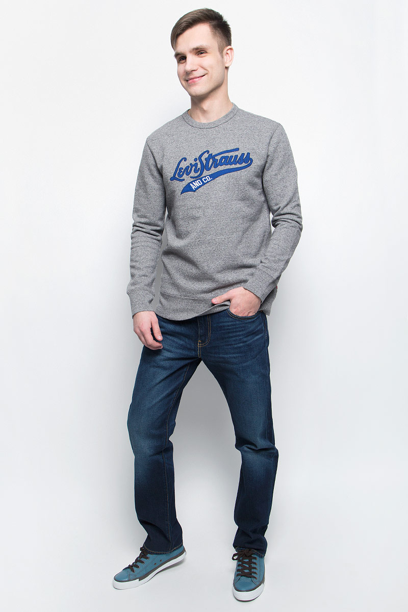 Толстовка1789500240 Толстовка1789500240Толстовка мужская Levis® изготовлена из натурального хлопка. Модель выполнена с круглым вырезом и длинными рукавами. Спереди толстовка декорирована нашивкой с названием бренда. Низ изделия и рукава дополнены эластичными манжетами.