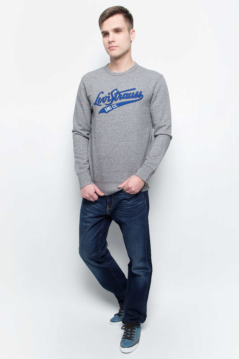 Джинсы2950700110 Джинсы2950700110Мужские джинсы Levis® 502 изготовлены из качественного натурального хлопка с добавлением эластана. Джинсы средней посадки застегиваются на молнию и металлическую пуговицу. На поясе имеются шлевки для ремня. Спереди модель дополнена двумя втачными карманами и одним небольшим накладным кармашком, а сзади - двумя накладными карманами. Модель слегка заужена к низу и оформлена эффектом потертости.