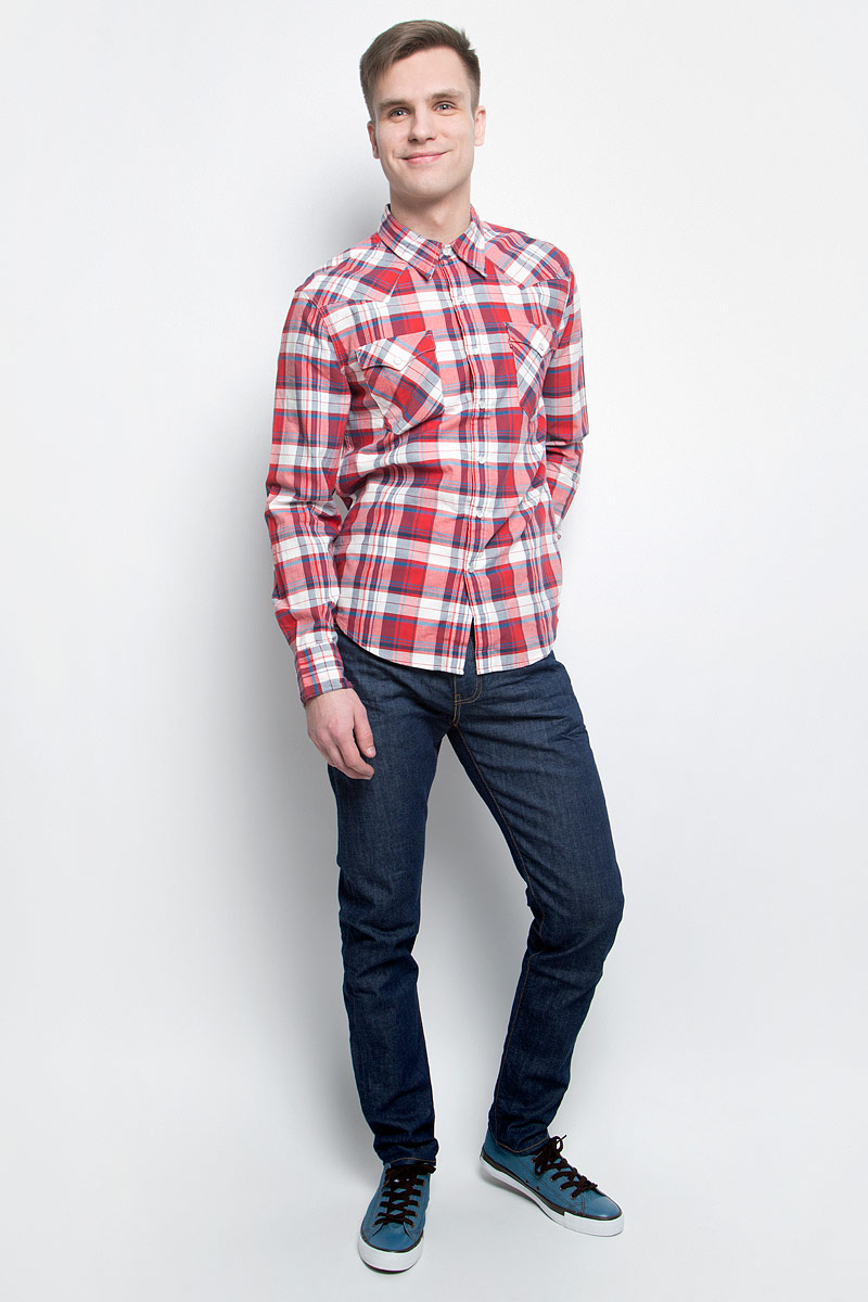 Джинсы2883300140 Джинсы2883300140Джинсы Levis, выполненные из натурального хлопка и эластана, оформлены фирменными нашивками и контрастной прострочкой. Модель слим застегивается на пуговицу в поясе и ширинку на застежке-молнии. Джинсы оснащены втачными карманами спереди и накладными карманами сзади. На поясе расположены шлевки для ремня.