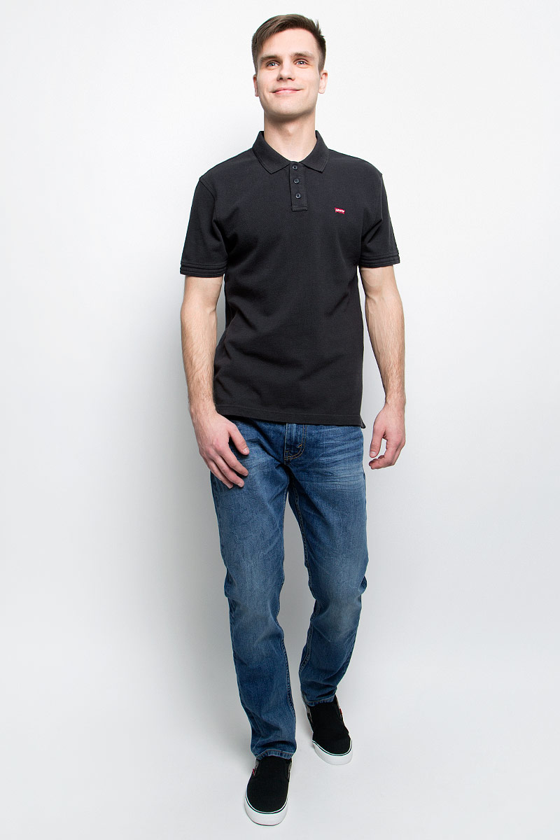 Джинсы2883300200 Джинсы2883300200Мужские джинсы Levis® 512 выполнены из высококачественного эластичного хлопка. Джинсы-слим заниженной посадки застегиваются на пуговицу в поясе и ширинку на застежке-молнии, дополнены шлевками для ремня. Джинсы имеют классический пятикарманный крой: спереди модель дополнена двумя втачными карманами и одним маленьким накладным кармашком, а сзади - двумя накладными карманами. Модель украшена декоративными потертостями и мелкими перманентными складками.