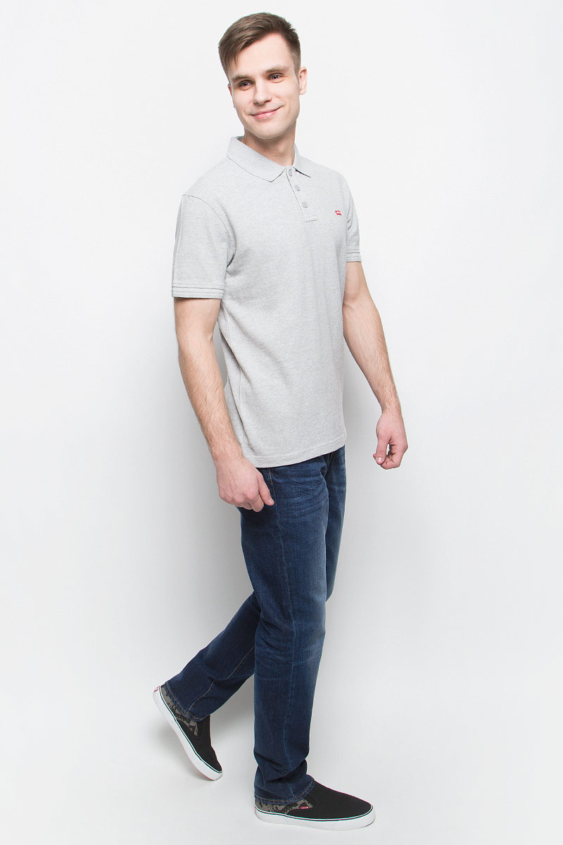 Джинсы0451119060 Джинсы0451119060Мужские джинсы Levis® 511 выполнены из высококачественного эластичного хлопка с добавлением полиэстера и полиэтилена. Технология Dyneema обеспечивает высокую прочность материала. Джинсы-слим заниженной посадки застегиваются на пуговицу в поясе и ширинку на застежке-молнии, дополнены шлевками для ремня. Джинсы имеют классический пятикарманный крой: спереди модель дополнена двумя втачными карманами и одним маленьким накладным кармашком, а сзади - двумя накладными карманами. Модель украшена декоративными потертостями и перманентными складками.