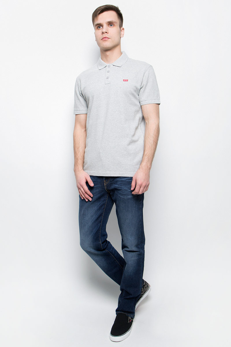 Поло2240100050 Поло2240100050Стильная мужская футболка-поло Levis®, выполненная из высококачественного хлопка, обладает высокой теплопроводностью, воздухопроницаемостью и гигроскопичностью, позволяет коже дышать. Модель с короткими рукавами и отложным воротником - идеальный вариант для создания оригинального современного образа. Сверху футболка-поло застегивается на три пуговицы. Воротник и манжеты рукавов выполнены из трикотажной резинки. По бокам модели предусмотрены небольшие разрезы. Спинка изделия немного удлинена. Модель оформлена на груди небольшой вышивкой в виде логотипа производителя.