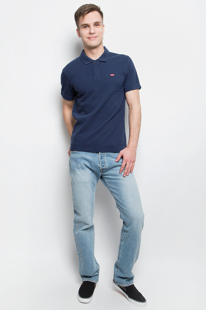 Поло2240100050 Поло2240100050Стильная мужская футболка-поло Levis®, выполненная из высококачественного хлопка, обладает высокой теплопроводностью, воздухопроницаемостью и гигроскопичностью, позволяет коже дышать. Модель с короткими рукавами и отложным воротником - идеальный вариант для создания оригинального современного образа. Сверху футболка-поло застегивается на три пуговицы. Воротник и манжеты рукавов выполнены из трикотажной резинки. По бокам модели предусмотрены небольшие разрезы. Спинка изделия немного удлинена. Модель оформлена на груди небольшой вышивкой в виде логотипа производителя.