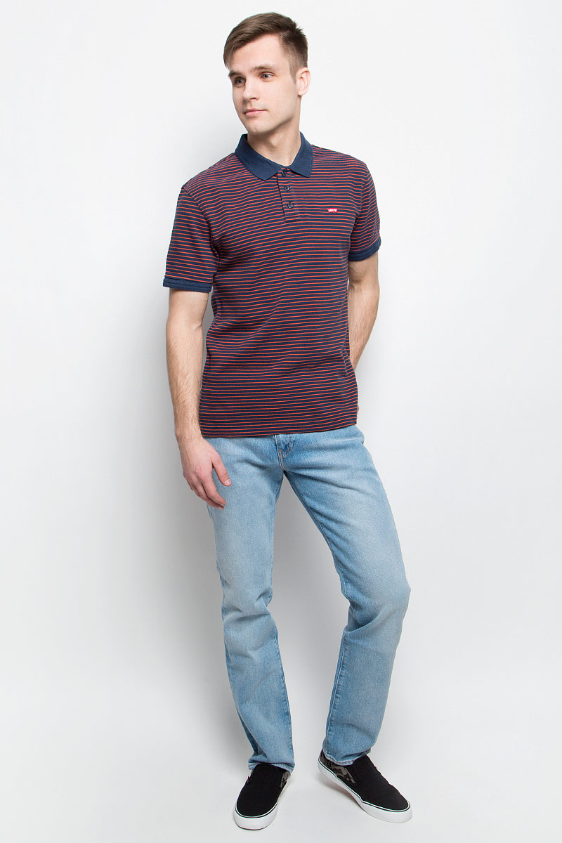 Поло2240100480 Поло2240100480Мужское поло Levis® изготовлено из натурального хлопка. Модель с короткими рукавами и отложным воротником застегивается на пластиковые пуговицы на груди. Изделие оформлено контрастным принтом в полоску.