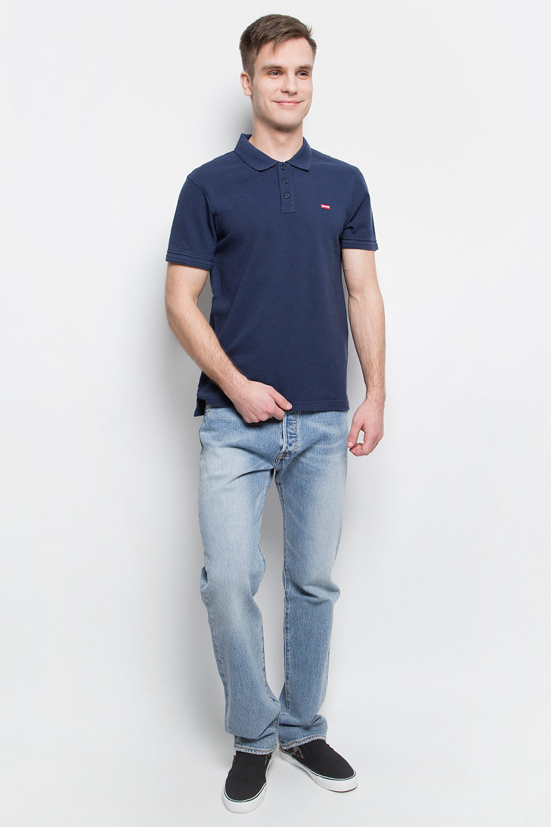Джинсы0050123680 Джинсы0050123680Джинсы Levis, выполненные из хлопка и эластана, оформлены фирменными нашивками и прострочкой. Прямая модель со стандартной посадкой имеет гульфик с молнией и пуговицей. Джинсы оснащены втачными карманами спереди и накладными карманами сзади. На поясе расположены шлевки для ремня.