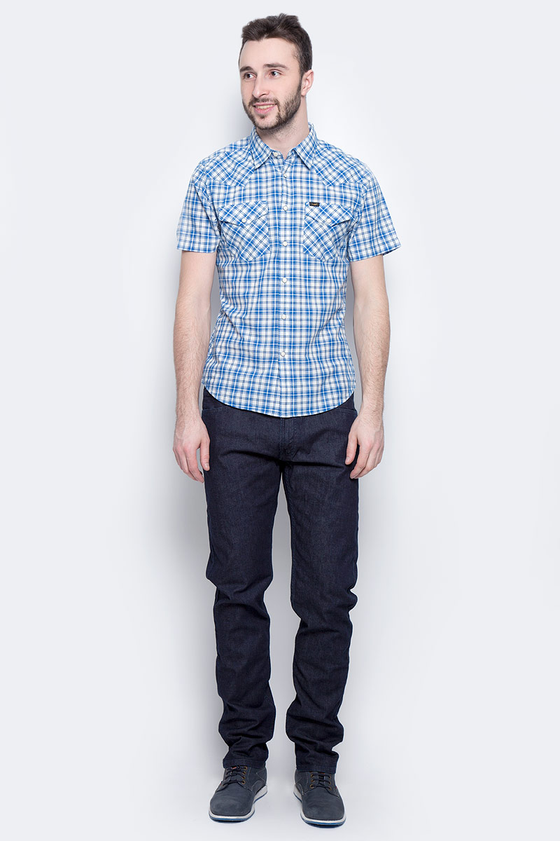 РубашкаL643IA01 РубашкаL643IA01Мужская рубашка Lee Western Shirt изготовлена из натурального хлопка. Модель с короткими рукавами имеет на груди два накладных кармана под клапанами на кнопках. Рубашка застегивается на кнопки и верхнюю пуговицу. Низ модели слегка закруглен.