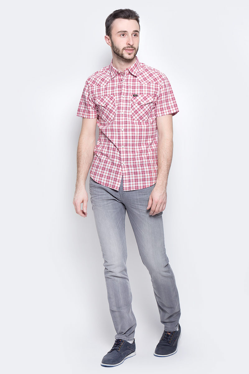 РубашкаL643IA01 РубашкаL643IA01Мужская рубашка Lee Western Shirt изготовлена из натурального хлопка. Модель с короткими рукавами имеет на груди два накладных кармана под клапанами на кнопках. Рубашка застегивается на кнопки и верхнюю пуговицу. Низ модели слегка закруглен.