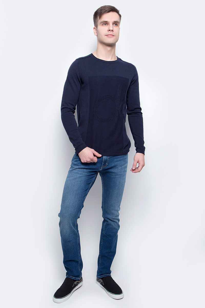 ДжемперJ30J304655_4020 ДжемперJ30J304655_4020Джемпер мужской Calvin Klein Jeans выполнен из натурального хлопка. Модель с круглым вырезом и длинными рукавами декорирована рельефным логотипом бренда. Горловина, манжеты и низ изделия связаны трикотажной резинкой, швы на плечах выполнены наружу.