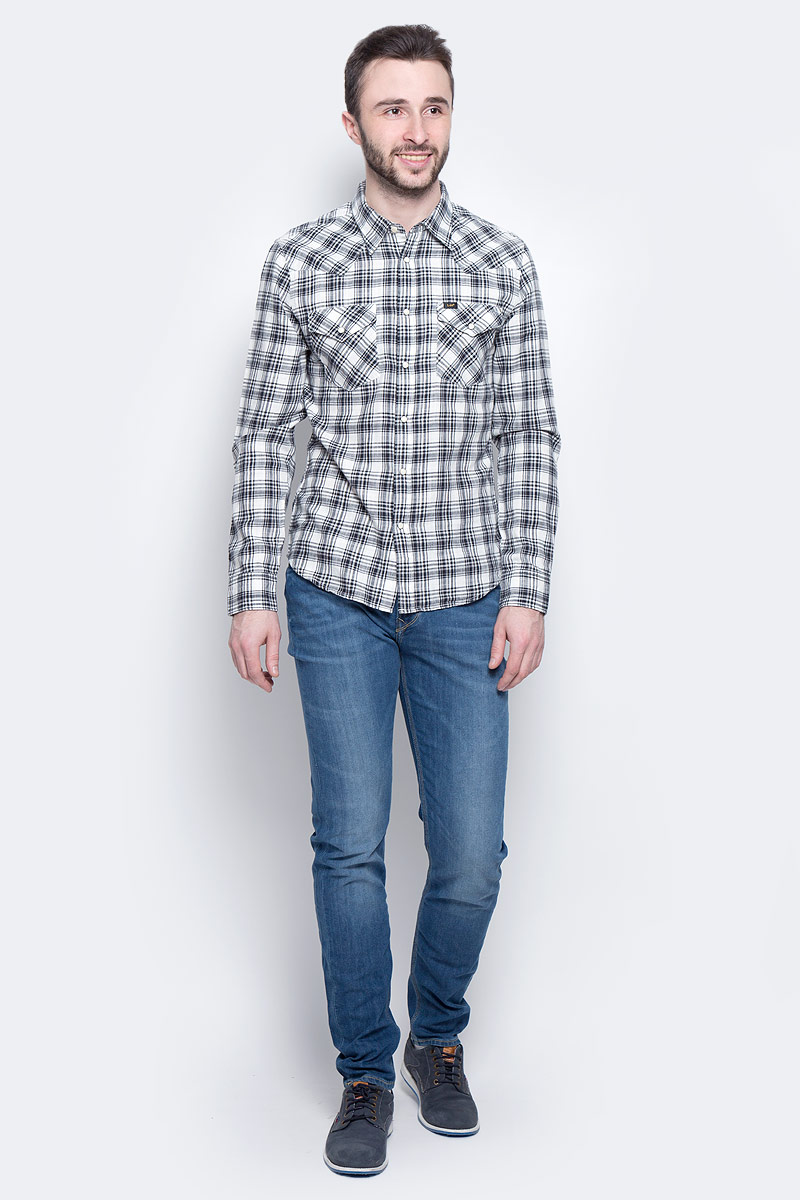 РубашкаL643IA01 РубашкаL643IA01Мужская рубашка Lee Western Shirt изготовлена из натурального хлопка. Модель с длинными рукавами имеет на груди два накладных кармана под клапанами на кнопках. Рубашка застегивается на кнопки и верхнюю пуговицу. Манжеты рукавов оснащены застежками-пуговицами и кнопками. Низ модели слегка закруглен.