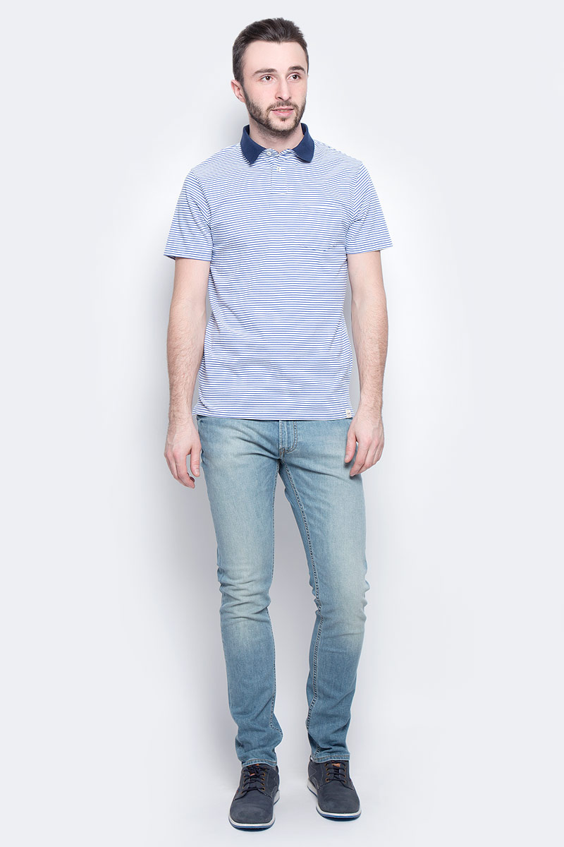 ПолоL60UQUSF ПолоL60UQUSFМужское поло Lee Striped Polo изготовлено из натурального хлопка. Модель в полоску с короткими рукавами и отложным воротником застегивается спереди на две пуговицы. На груди расположен накладной карман, по бокам поло дополнено небольшими разрезами.