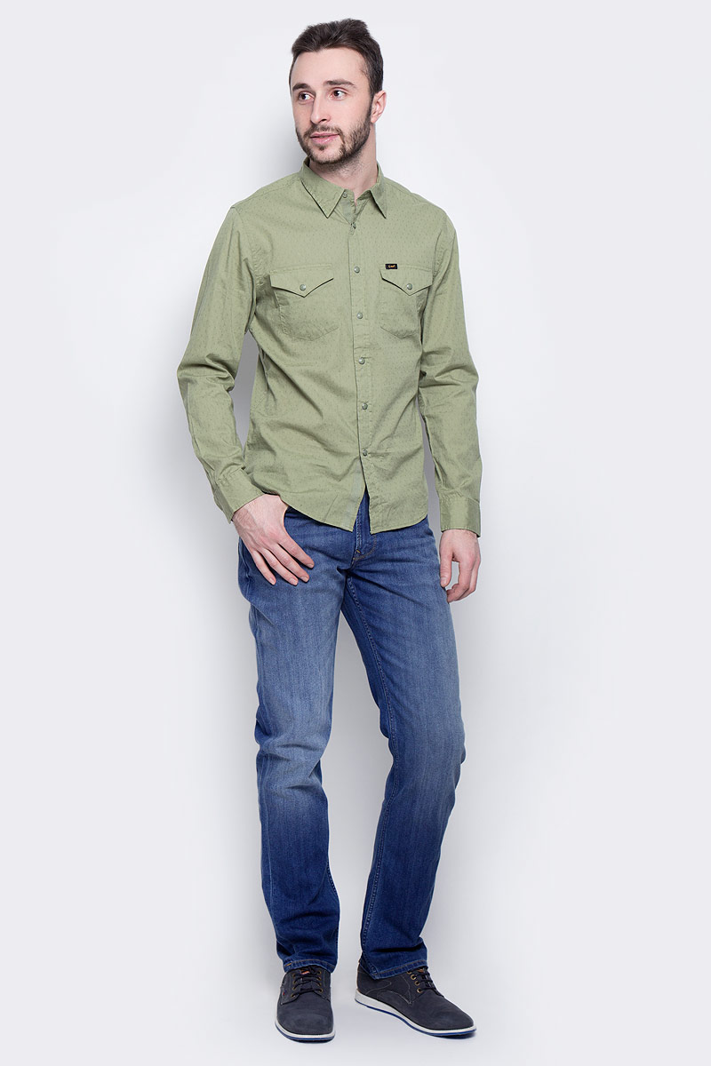 ДжинсыL452ACDK ДжинсыL452ACDKМужские джинсы Lee Brooklyn Straight выполнены из высококачественного хлопка с добавлением эластомультиэстера. Прямые джинсы стандартной посадки застегиваются на пуговицу в поясе и ширинку на застежке-молнии, дополнены шлевками для ремня. Джинсы имеют классический пятикарманный крой: спереди модель дополнена двумя втачными карманами и одним маленьким накладным кармашком, а сзади - двумя накладными карманами. Джинсы украшены декоративными потертостями и перманентными складками.