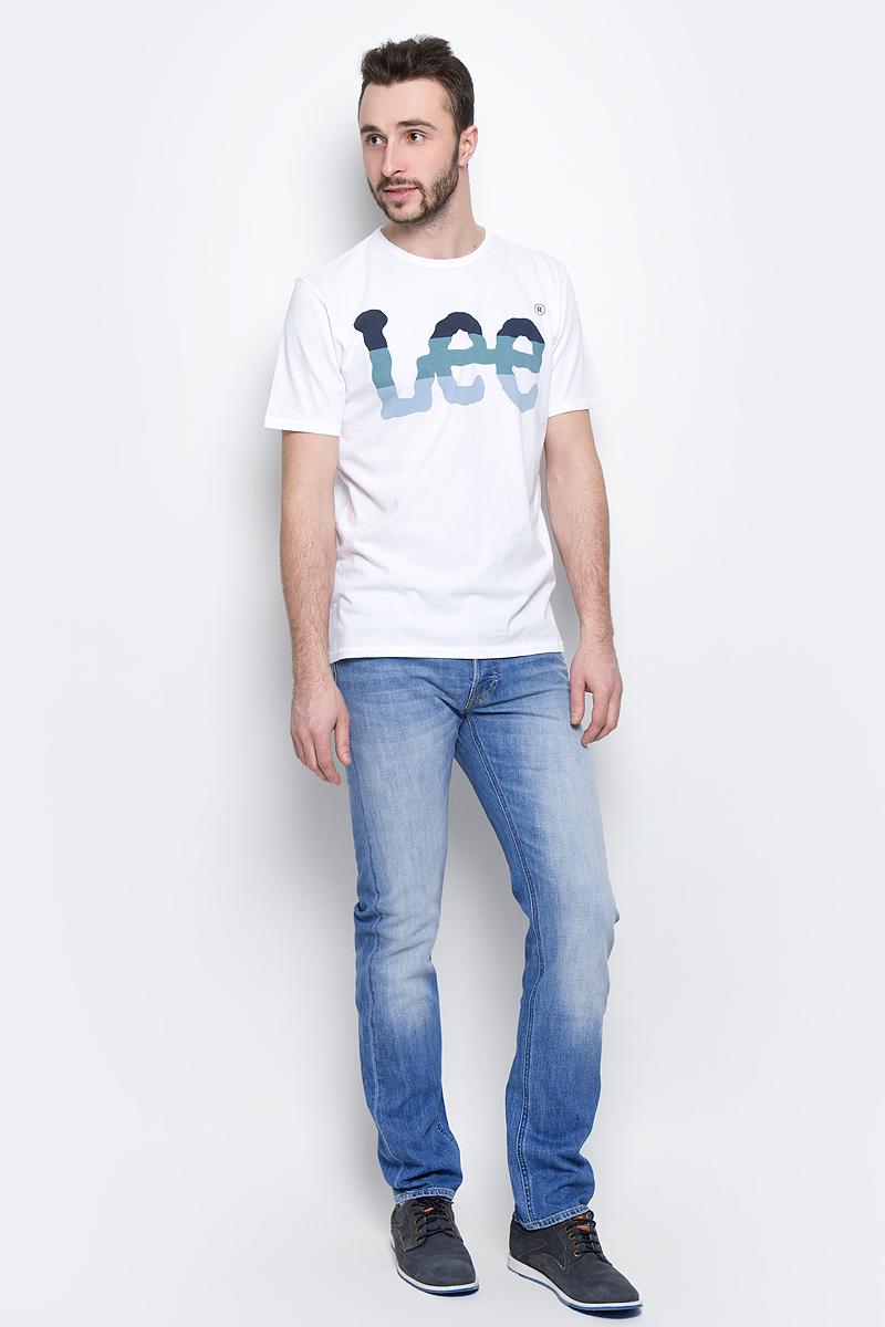ДжинсыL706CDJX ДжинсыL706CDJXМужские джинсы Lee Daren выполнены из высококачественного эластичного хлопка. Прямые джинсы стандартной посадки застегиваются на пуговицу в поясе и ширинку на пуговицах, дополнены шлевками для ремня. Джинсы имеют классический пятикарманный крой: спереди модель дополнена двумя втачными карманами и одним маленьким накладным кармашком, а сзади - двумя накладными карманами. Джинсы украшены декоративными потертостями.
