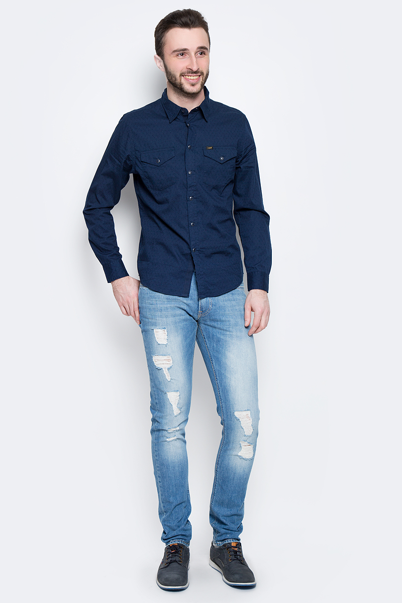 РубашкаL643IA01 РубашкаL643IA01Мужская рубашка Lee Western Shirt изготовлена из натурального хлопка. Модель с короткими рукавами имеет на груди два накладных кармана под клапанами на кнопках. Рубашка застегивается на кнопки и верхнюю пуговицу. Низ модели слегка закруглен.