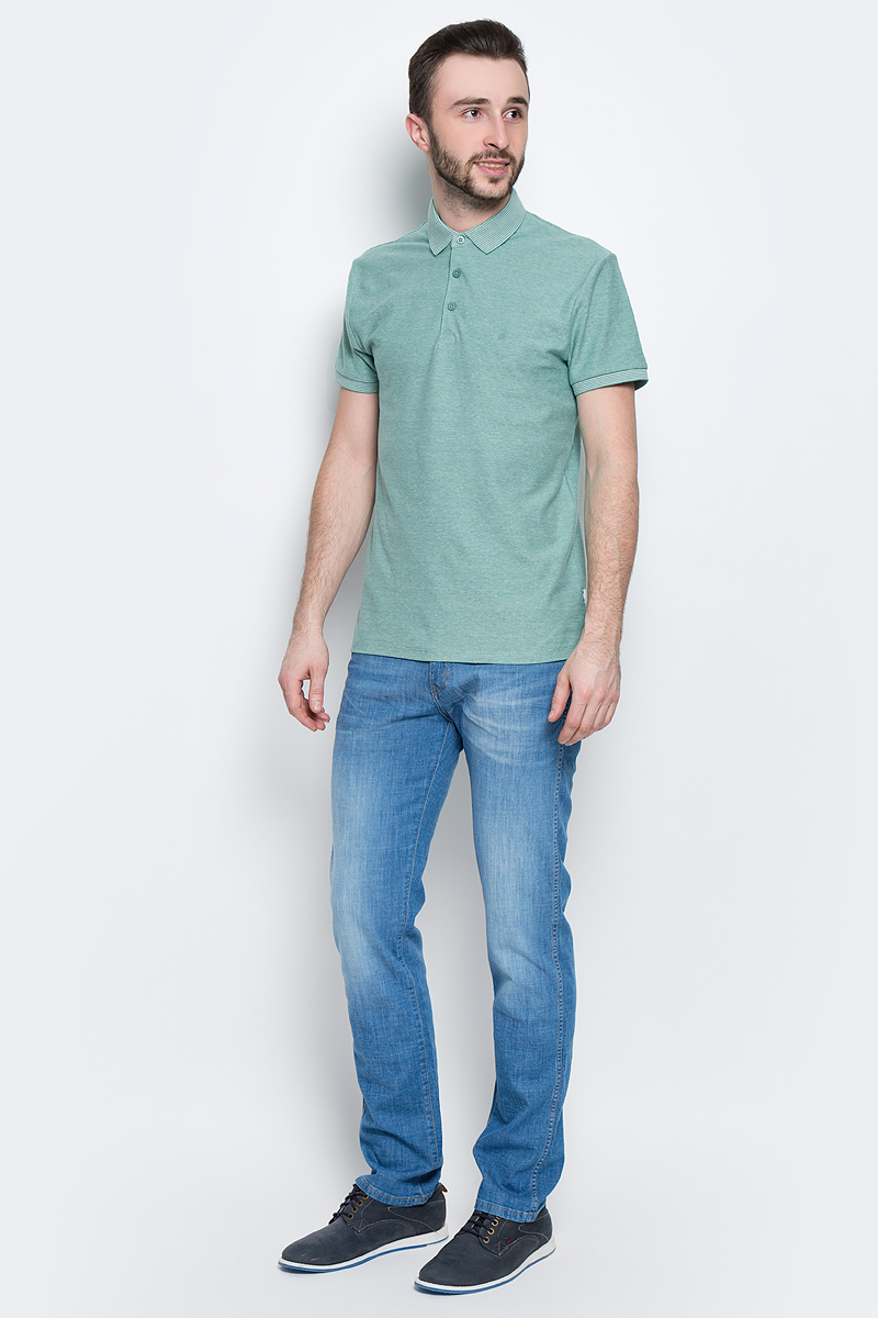 ПолоW7A71KI16 ПолоW7A71KI16Мужское поло Wrangler Refined Polo изготовлено из хлопка с добавлением эластана. Классическая модель с короткими рукавами и отложным воротником застегивается спереди на три пуговицы. По бокам поло дополнено небольшими разрезами.