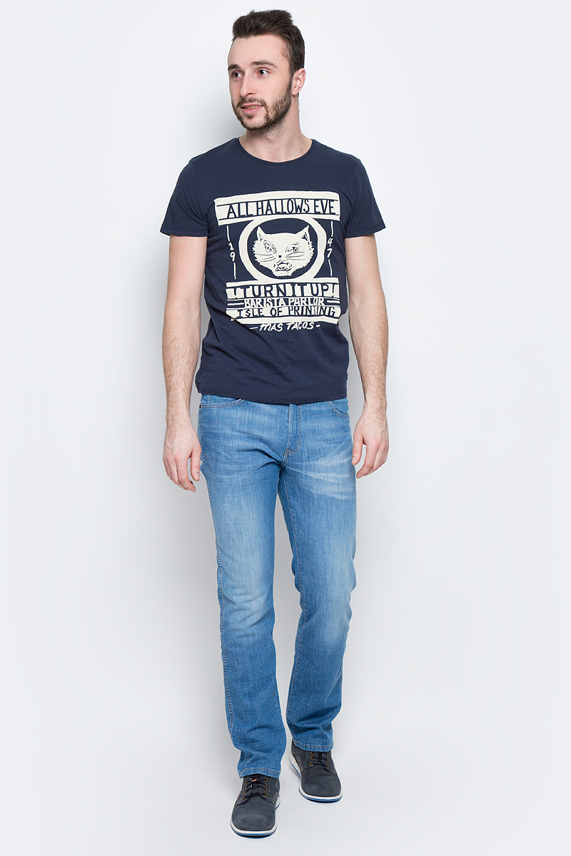 ФутболкаW7A60EN35 ФутболкаW7A60EN35Стильная мужская футболка Wrangler Emo Graphic изготовлена из натурального хлопка с добавлением лена. Модель с круглым вырезом горловины и короткими рукавами оформлена интересным принтом с надписями.