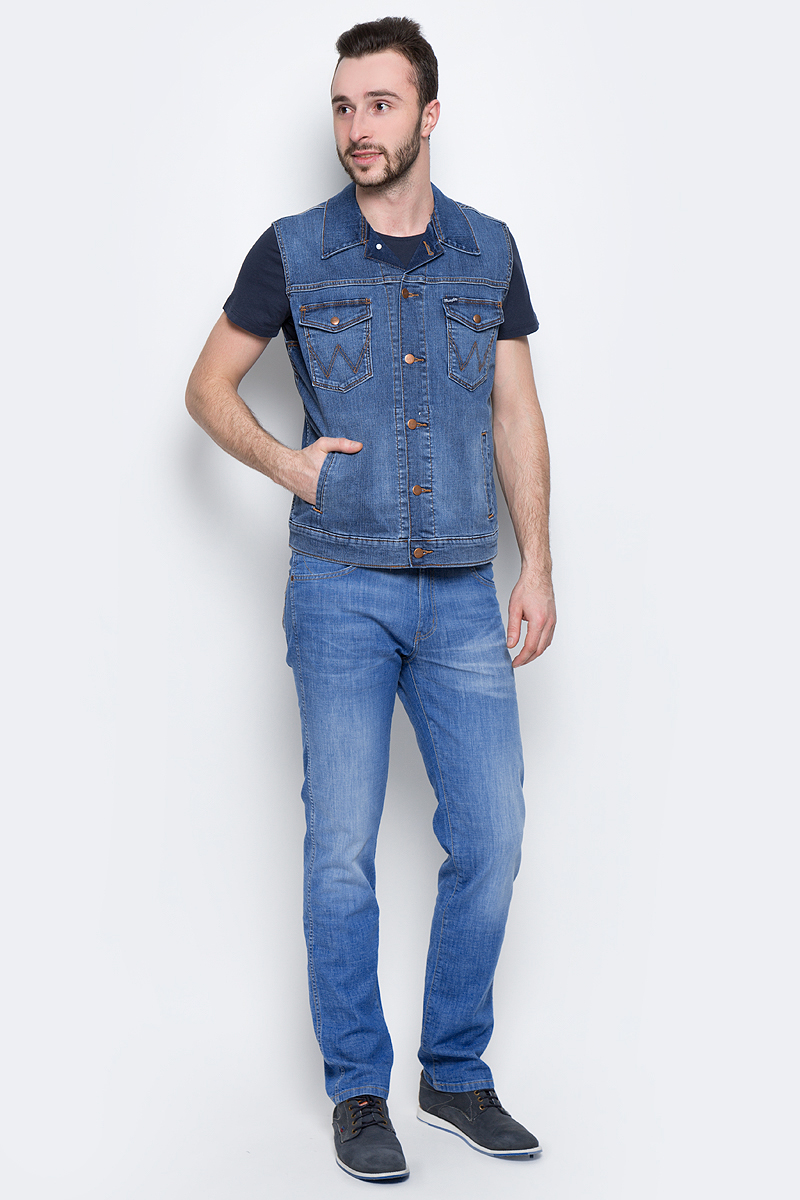 ЖилетW447NJ70L ЖилетW447NJ70LМужской джинсовый жилет Wrangler c отложным воротником выполнен из эластичного хлопка. Модель застегивается на пуговицы спереди. Изделие имеет два накладных нагрудных кармана с клапанами на кнопках и два прорезных кармана спереди. Жилет оформлен декоративными потертостями.