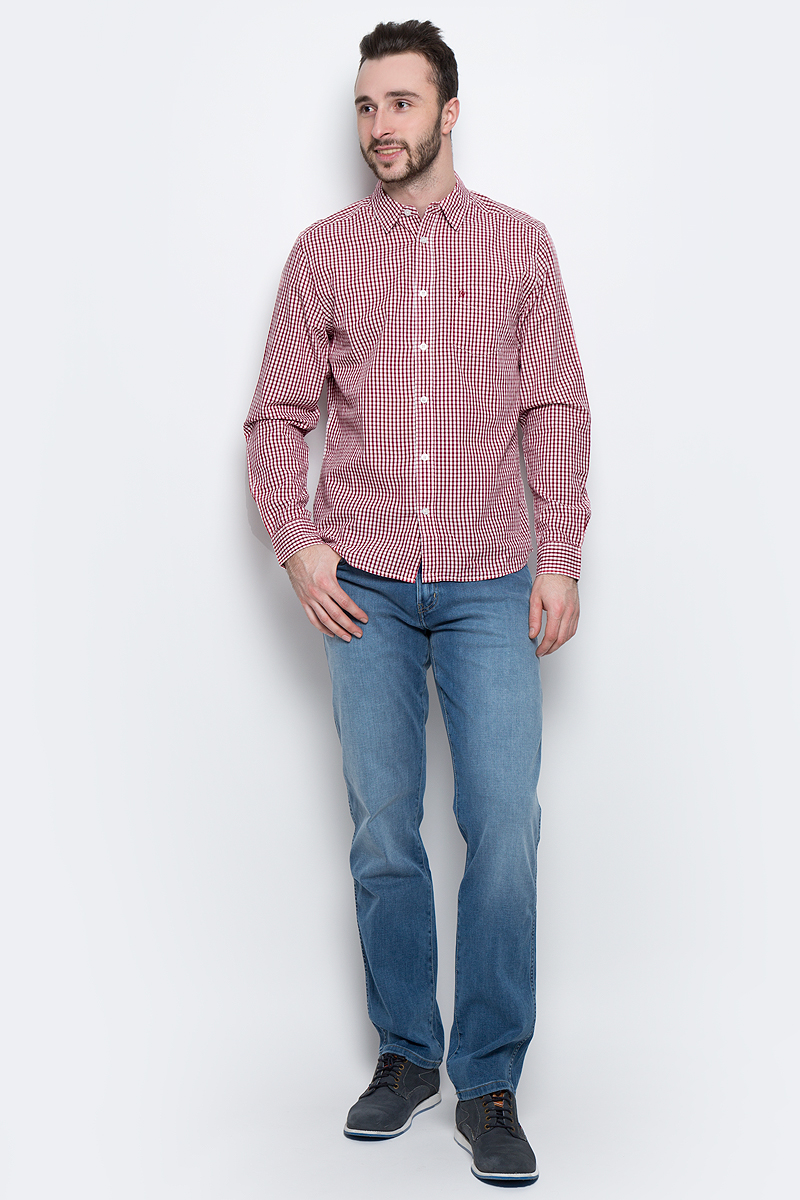 РубашкаW5760L447 РубашкаW5760L447Стильная мужская рубашка Wrangler L/S 1 PKT Shirt изготовлена из натурального хлопка. Модель с отложным воротником и длинными рукавами застегивается спереди на пуговицы. Манжеты на рукавах также оснащены застежками-пуговицами. Дополнена рубашка накладным карманом на груди и оформлена принтом в клетку.