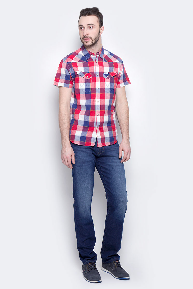 ДжинсыW12ONM95O ДжинсыW12ONM95OМужские джинсы Wrangler Arizona выполнены из высококачественного эластичного хлопка с добавлением полиэстера. Джинсы прямого кроя и стандартной посадки застегиваются на пуговицу в поясе и ширинку на застежке-молнии, дополнены шлевками для ремня. Джинсы имеют классический пятикарманный крой: спереди модель дополнена двумя втачными карманами и одним маленьким накладным кармашком, а сзади - двумя накладными карманами. Изделие превосходно тянется, благодаря чему подойдет для повседневных спортивных занятий. Модель украшена декоративными потертостями.