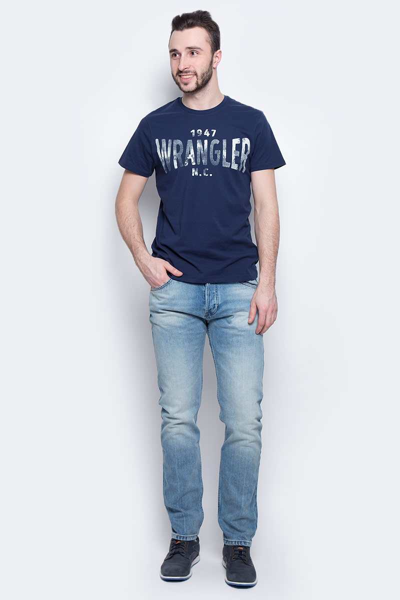 ФутболкаW7A51FK47 ФутболкаW7A51FK47Стильная мужская футболка Wrangler S/S Wrangler изготовлена из натурального хлопка. Модель с круглым вырезом горловины и короткими рукавами оформлена принтом с надписями.