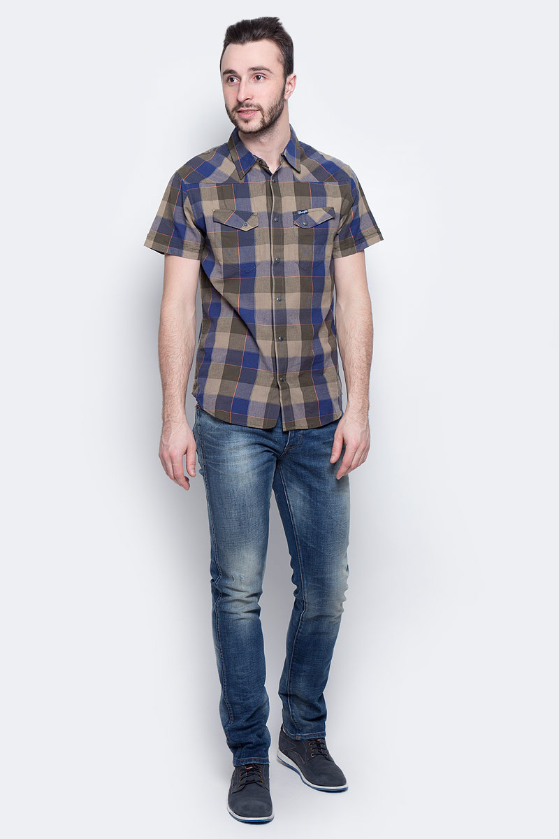РубашкаW5873CQIX РубашкаW5873CQIXМужская рубашка Wrangler Heritage Western изготовлена из натурального хлопка. Модель с короткими рукавами имеет на груди два накладных кармана под клапанами на кнопках. Рубашка застегивается на кнопки и верхнюю пуговицу. Низ модели закруглен.
