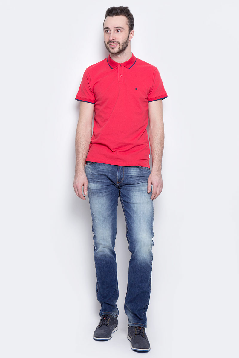 ДжинсыW15QNJ87P ДжинсыW15QNJ87PМужские джинсы Wrangler Greensboro выполнены из высококачественного эластичного хлопка. Прямые джинсы стандартной посадки застегиваются на пуговицу в поясе и ширинку на застежке-молнии, дополнены шлевками для ремня. Джинсы имеют классический пятикарманный крой: спереди модель дополнена двумя втачными карманами и одним маленьким накладным кармашком, а сзади - двумя накладными карманами. Джинсы украшены декоративными потертостями и перманентными складками.