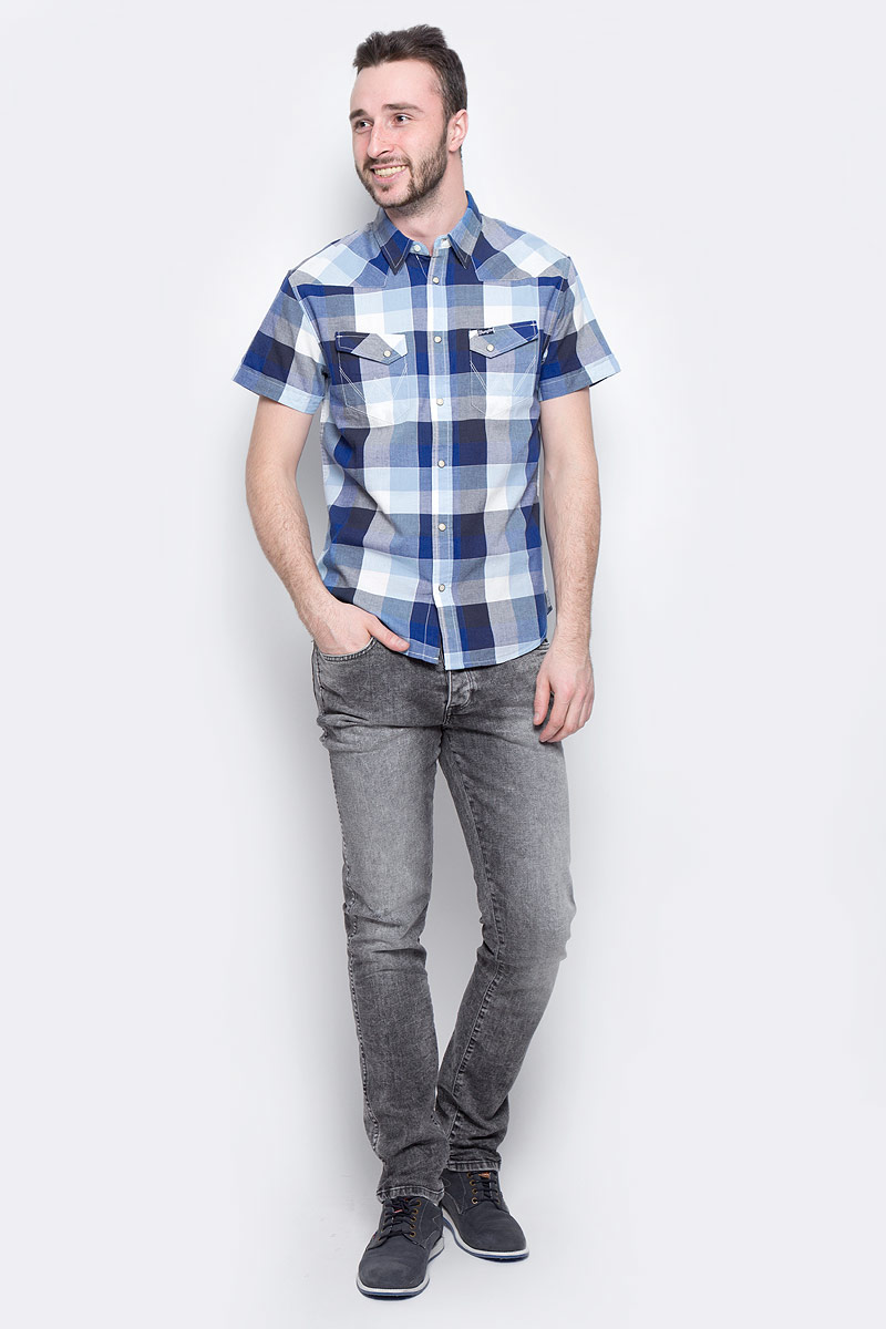 РубашкаW5873CQIX РубашкаW5873CQIXМужская рубашка Wrangler Heritage Western изготовлена из натурального хлопка. Модель с короткими рукавами имеет на груди два накладных кармана под клапанами на кнопках. Рубашка застегивается на кнопки и верхнюю пуговицу. Низ модели закруглен.