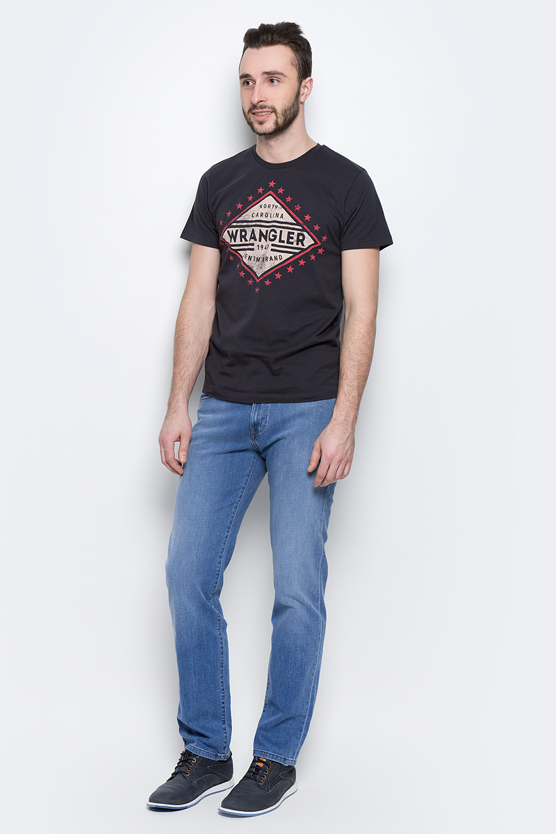 ДжинсыW12ONJ91N ДжинсыW12ONJ91NМужские джинсы Wrangler Arizona выполнены из высококачественного эластичного хлопка. Классические джинсы прямого кроя и стандартной посадки застегиваются на пуговицу в поясе и ширинку на застежке-молнии, дополнены шлевками для ремня. Джинсы имеют классический пятикарманный крой: спереди модель дополнена двумя втачными карманами и одним маленьким накладным кармашком, а сзади - двумя накладными карманами. Джинсы украшены декоративными потертостями.
