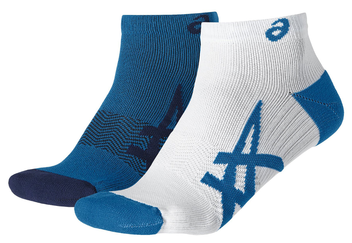 Комплект носков130888-0480 Комплект носков130888-0480Носки Asics 2PPK Lightweight Sock изготовлены из высококачественного эластичного полиамида. Укороченные носки имеют мягкую эластичную резинку, которая надежно фиксирует носки на ноге. Вентилирующие вставки в верхней части обеспечат необходимую циркуляцию воздуха, а амортизация в области пятки и пальцев смягчит шаг. Модель оформлена логотипом бренда Asics сбоку. В комплект входят 2 пары носков.