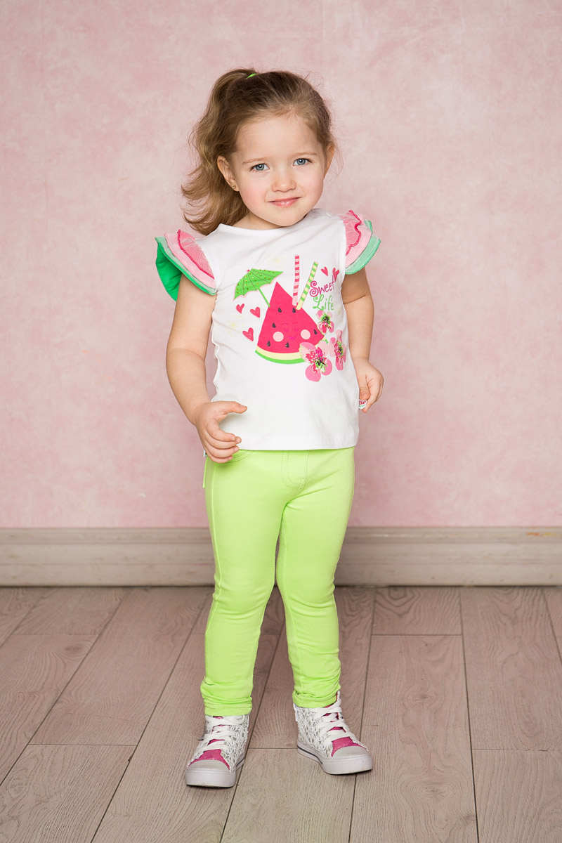 Леггинсы712088 Леггинсы712088Комплект Sweet Berry состоит из двух стильных брюк-джеггинсов для девочки, выполненных из эластичного хлопка. Брюки зауженного кроя и стандартной посадки на талии имеют широкий пояс на мягкой резинке со шлевками для ремня и дополнены двумя накладными карманами сзади.