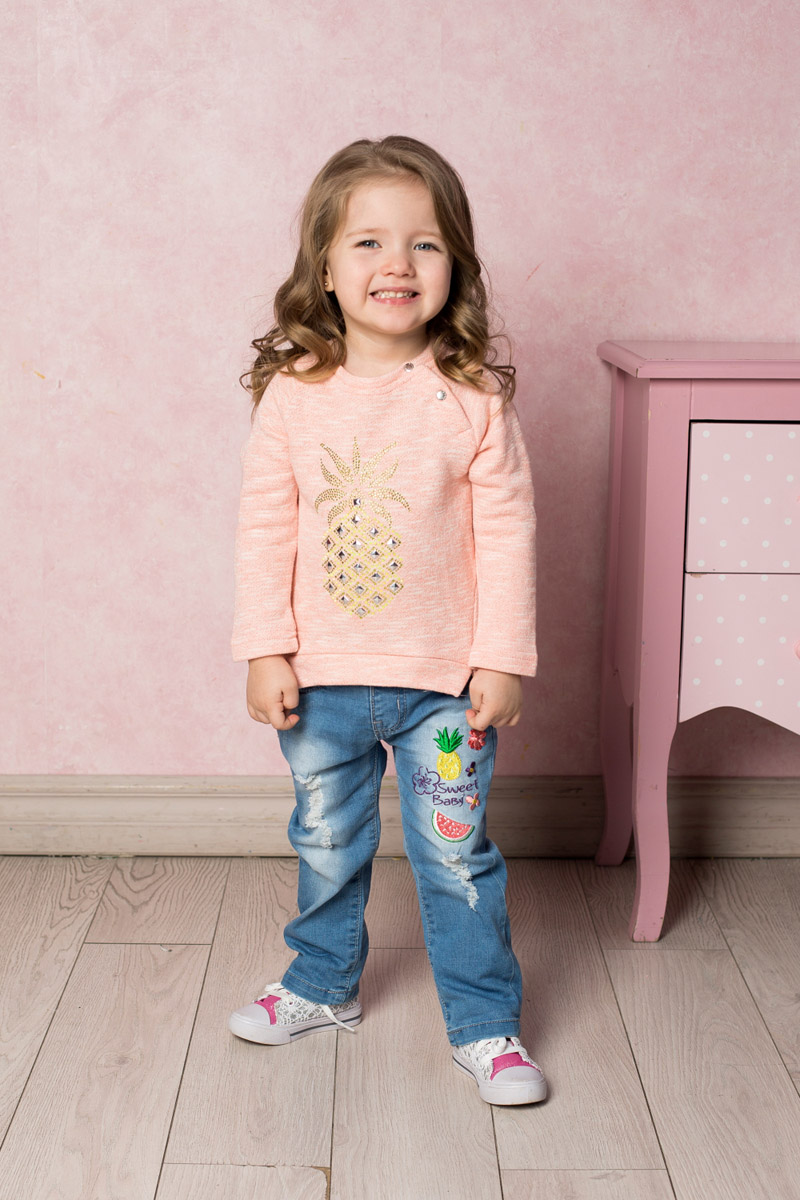 Джинсы712086 Джинсы712086Стильные джинсы для девочки Sweet Berry выполнены из эластичного хлопка с эффектом потертости и разрывов и оформлены яркой вышивкой. Джинсы зауженного кроя и стандартной посадки на талии застегиваются на пуговицу и имеют ширинку на застежке-молнии. Модель представляет собой классическую пятикарманку: два втачных и один маленький накладной кармашек спереди и два накладных кармана сзади. На поясе имеются шлевки для ремня. С внутренней стороны пояс дополнен вшитыми эластичными лентами, регулирующими посадку по талии.