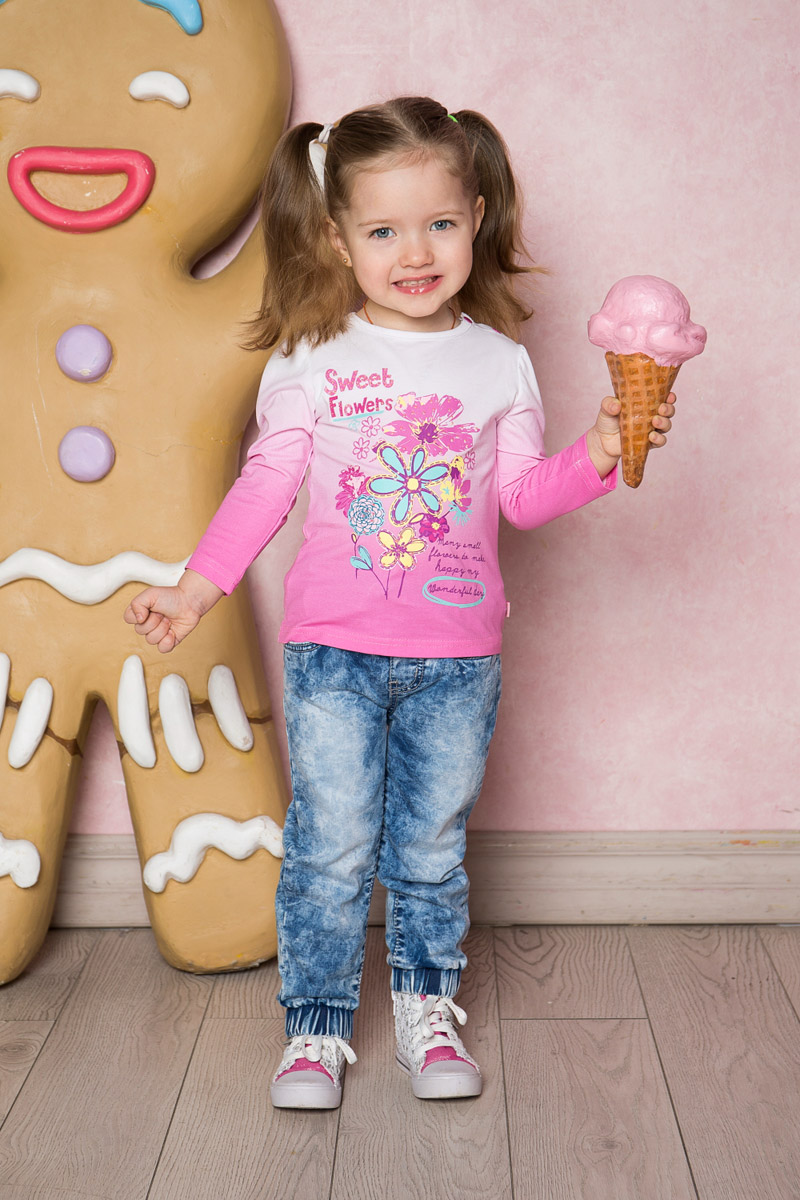 Джинсы712003 Джинсы712003Стильные вареные джинсы для девочки Sweet Berry выполнены из эластичного хлопка с эффектом потертости. Джинсы зауженного кроя и стандартной посадки на талии имеют широкий пояс на резинке, дополнительно регулируемый шнурком. Низ брючин собран на мягкую резинку. Модель дополнена двумя втачными карманами спереди и двумя накладными карманами сзади.